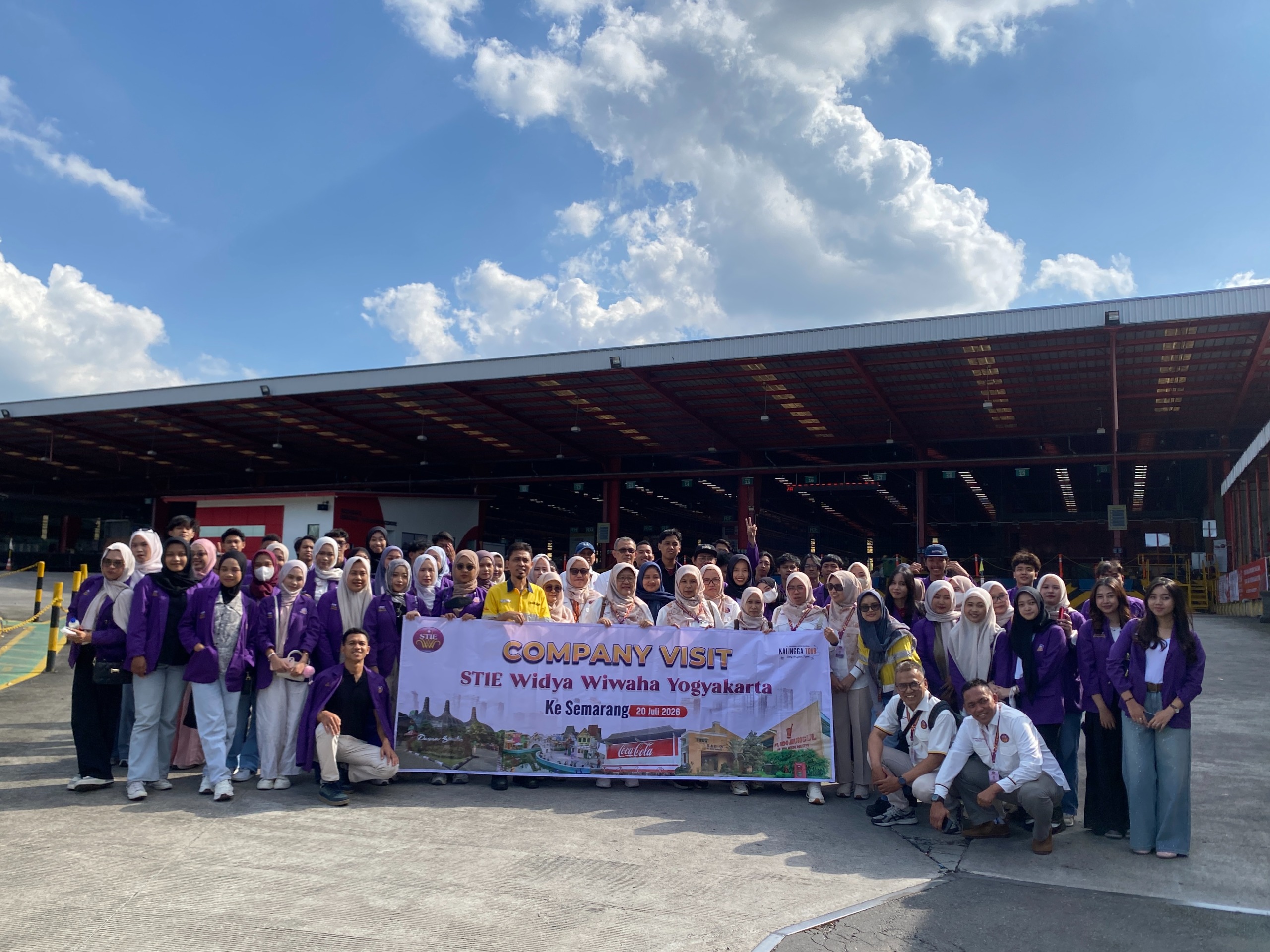 Mahasiswa STIE Widya Wiwaha Laksanakan Company Visit ke Sido Muncul dan Coca-Cola Europacific Partners Indonesia