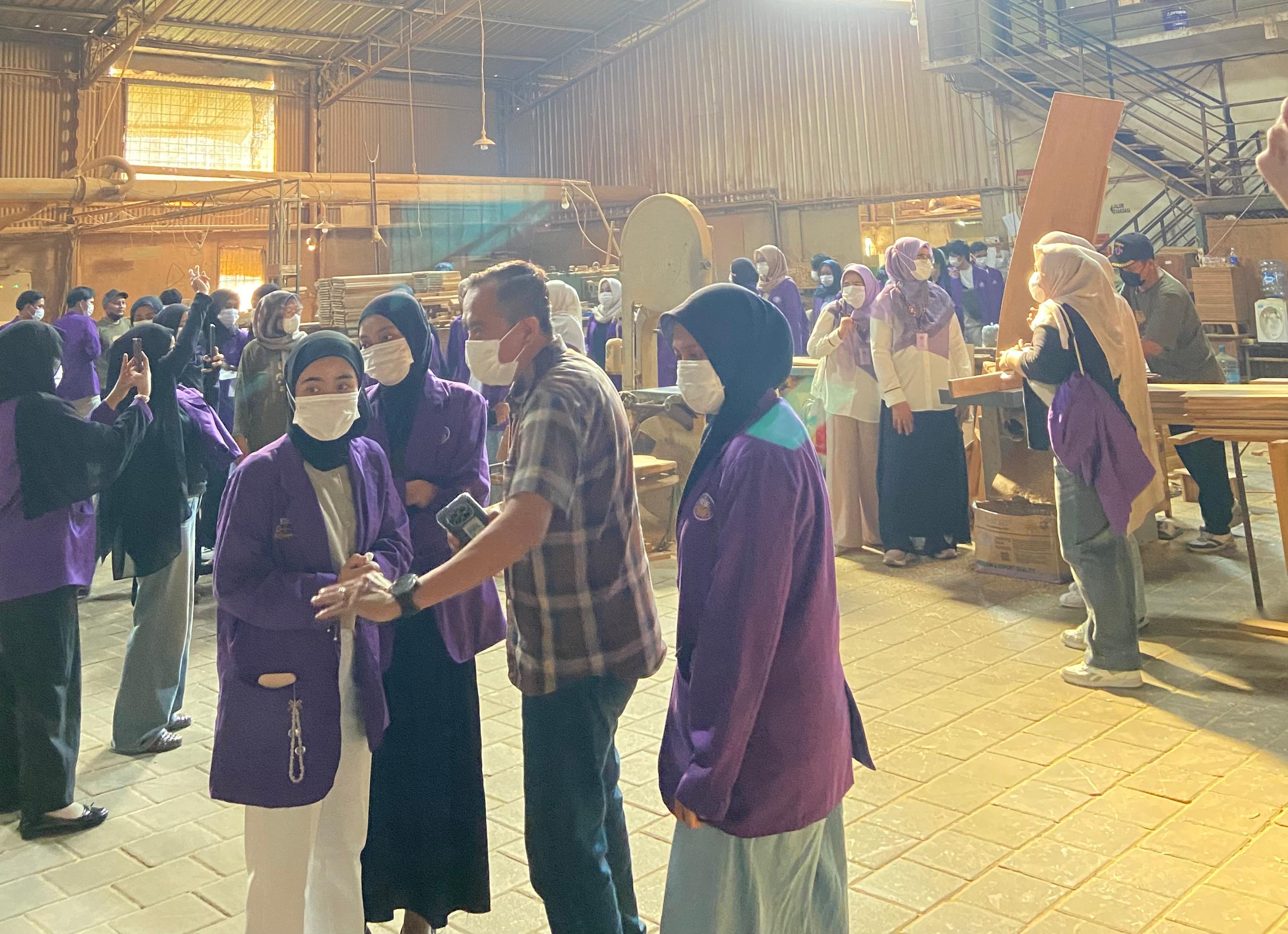 Mahasiswa STIE Widya Wiwaha Laksanakan Kunjungan Industri ke CV. Kayu Manis